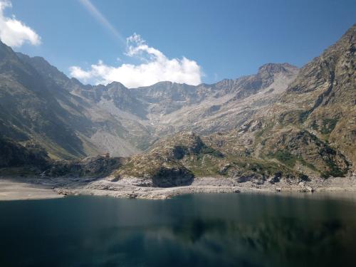 Rifugio Genova visto dal lago del Chiotas