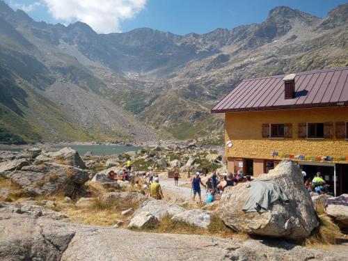 Rifugio Genova e Lago Brocan