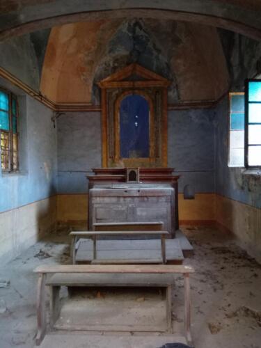 Chiesetta abbandonata sul sentiero n. 27