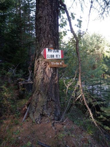 Indicazioni del sentiero per il rifugio Guido Rey